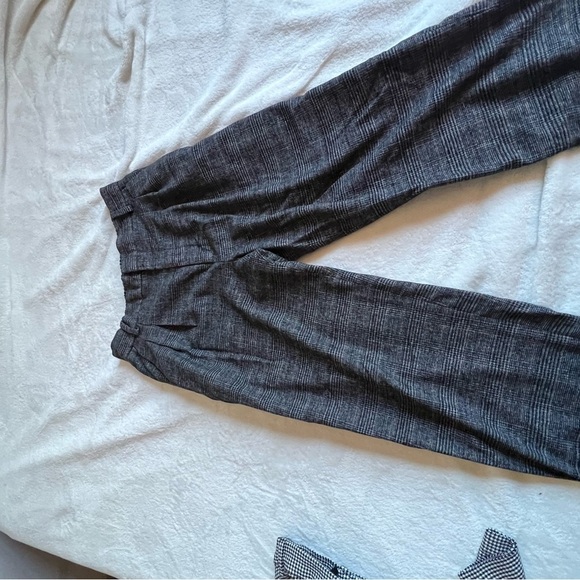 Zara Checked Darted Trousers Size S
Preowned/no flaws
Style 2761/254/802 - Picture 8 of 10